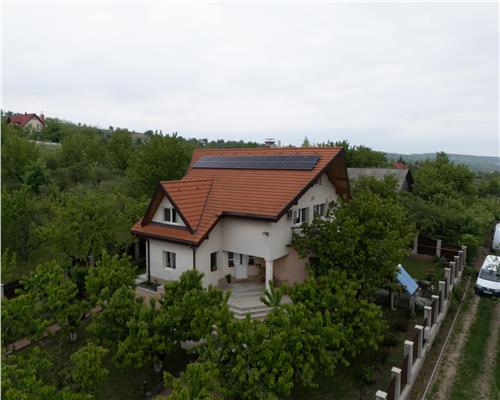 Casa de Lux in Livada cu Ciresi Eleganta, Confort si Panorama de Vis