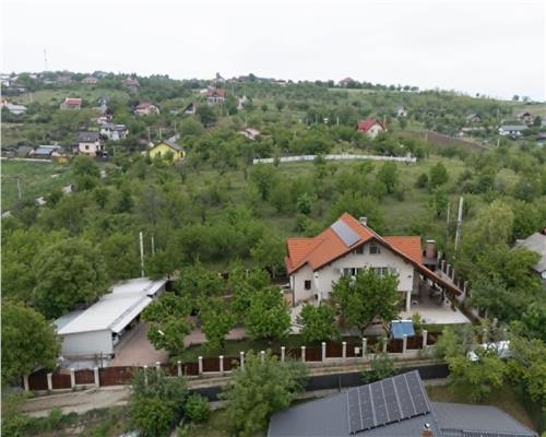 Casa de Lux in Livada cu Ciresi Eleganta, Confort si Panorama de Vis