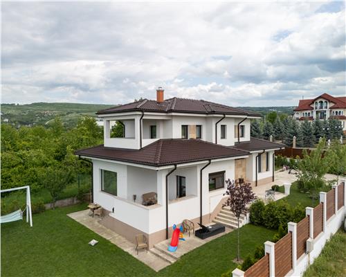 Vila superba de vanzare in zona Bucium