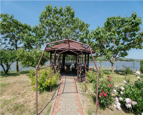 Proprietate unicat  Casa tip DOM ,cu  acces direct la lac, zona Dorobanti, Iasi.