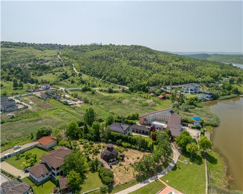 Proprietate unicat  Casa tip DOM ,cu  acces direct la lac, zona Dorobanti, Iasi.
