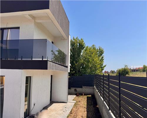 Vila tip duplex de vanzare in Rediu, design mediteranean, panorama catre Dealul Copoului, terasa 70 mp