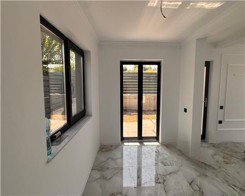 Vila tip duplex de vanzare in Rediu, design mediteranean, panorama catre Dealul Copoului, terasa 70 mp