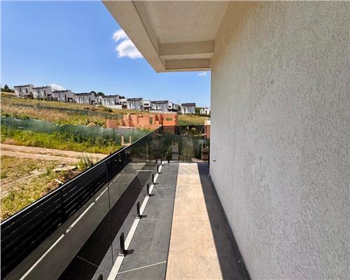 Vila tip duplex de vanzare in Rediu, design mediteranean, panorama catre Dealul Copoului, terasa 70 mp