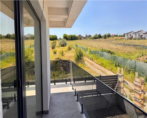 Vila tip duplex de vanzare in Rediu, design mediteranean, panorama catre Dealul Copoului, terasa 70 mp