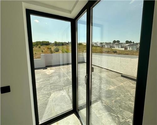 Vila tip duplex de vanzare in Rediu, design mediteranean, panorama catre Dealul Copoului, terasa 70 mp