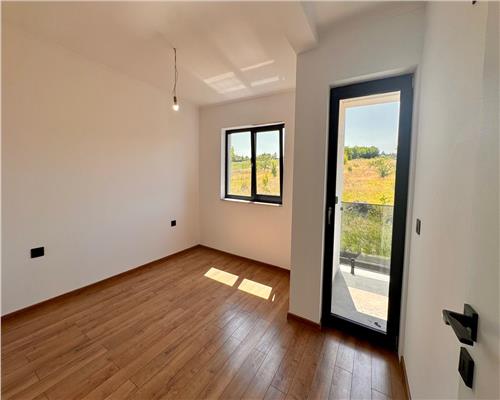 Vila tip duplex de vanzare in Rediu, design mediteranean, panorama catre Dealul Copoului, terasa 70 mp
