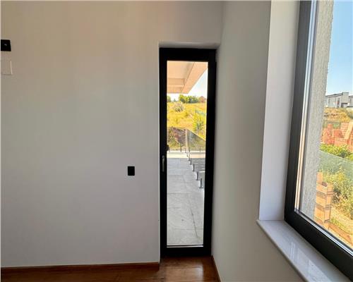 Vila tip duplex de vanzare in Rediu, design mediteranean, panorama catre Dealul Copoului, terasa 70 mp