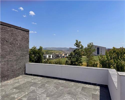 Vila tip duplex de vanzare in Rediu, design mediteranean, panorama catre Dealul Copoului, terasa 70 mp