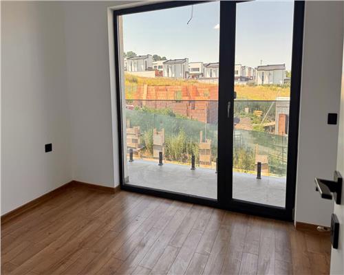 Vila tip duplex de vanzare in Rediu, design mediteranean, panorama catre Dealul Copoului, terasa 70 mp