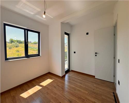 Vila tip duplex de vanzare in Rediu, design mediteranean, panorama catre Dealul Copoului, terasa 70 mp