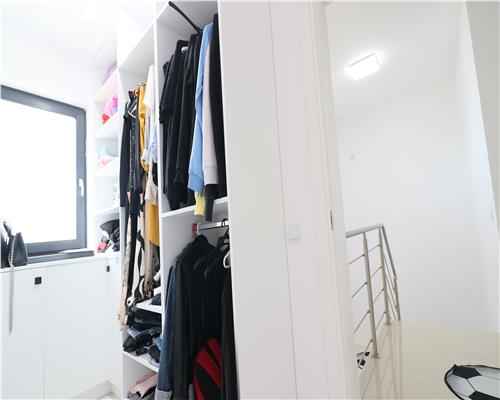 Casa deosebita, zona linistita de case, Visan.