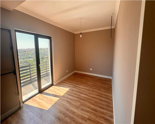Casa tip duplex cu panorama superba asupra lacului Rediu