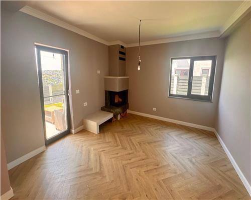 Casa tip duplex cu panorama superba asupra lacului Rediu