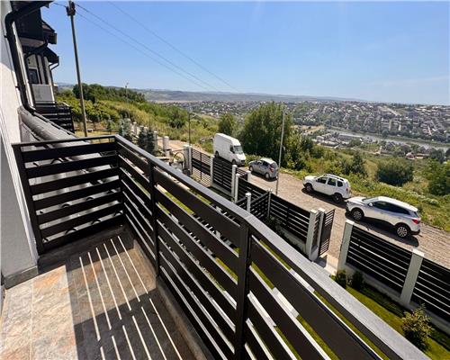 Casa tip duplex cu panorama superba asupra lacului Rediu