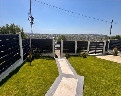 Casa tip duplex cu panorama superba asupra lacului Rediu