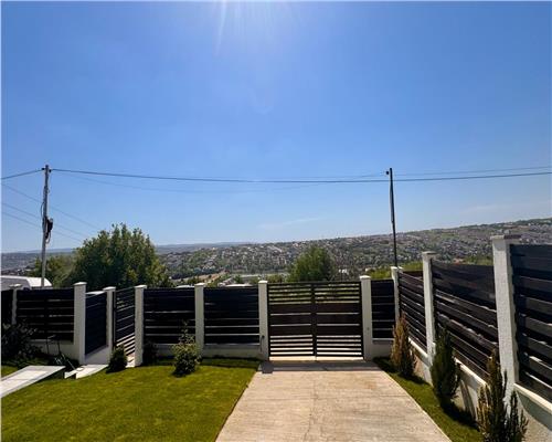 Casa tip duplex cu panorama superba asupra lacului Rediu