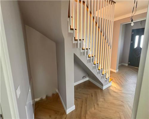 Casa tip duplex cu panorama superba asupra lacului Rediu