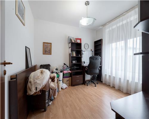 Casa spatioasa si teren generos