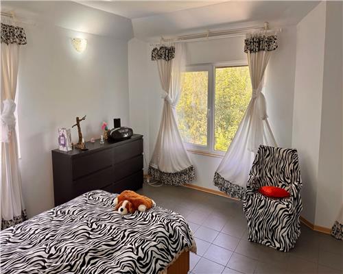 Vila duplex de vanzare – Barnova, zona exclusivista, curte cu vegetatie matura, vedere deosebita