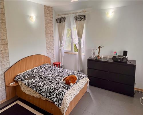 Vila duplex de vanzare – Barnova, zona exclusivista, curte cu vegetatie matura, vedere deosebita