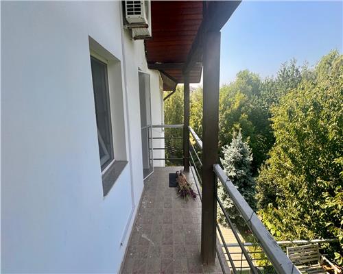 Vila duplex de vanzare – Barnova, zona exclusivista, curte cu vegetatie matura, vedere deosebita