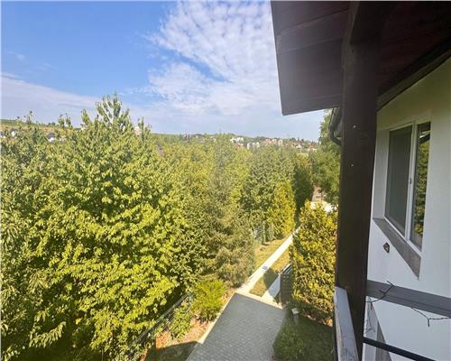 Vila duplex de vanzare – Barnova, zona exclusivista, curte cu vegetatie matura, vedere deosebita