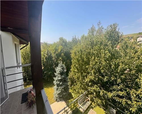 Vila duplex de vanzare – Barnova, zona exclusivista, curte cu vegetatie matura, vedere deosebita