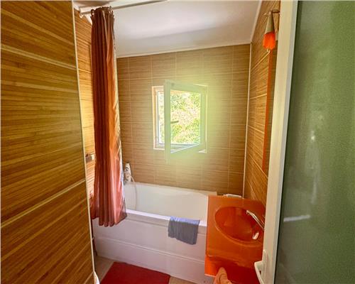 Vila duplex de vanzare – Barnova, zona exclusivista, curte cu vegetatie matura, vedere deosebita
